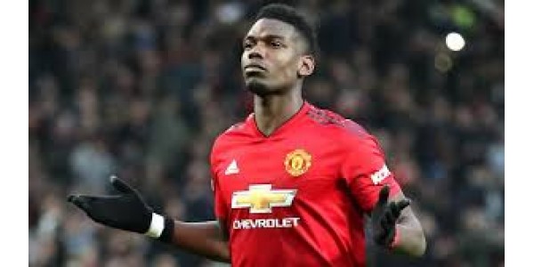 Pogba vestindo uma camisa para indicar a permanência na equipe